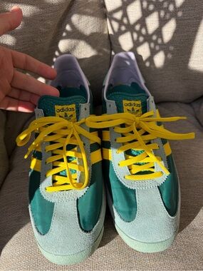 adidas Teal and White Shoe Interior Size Label